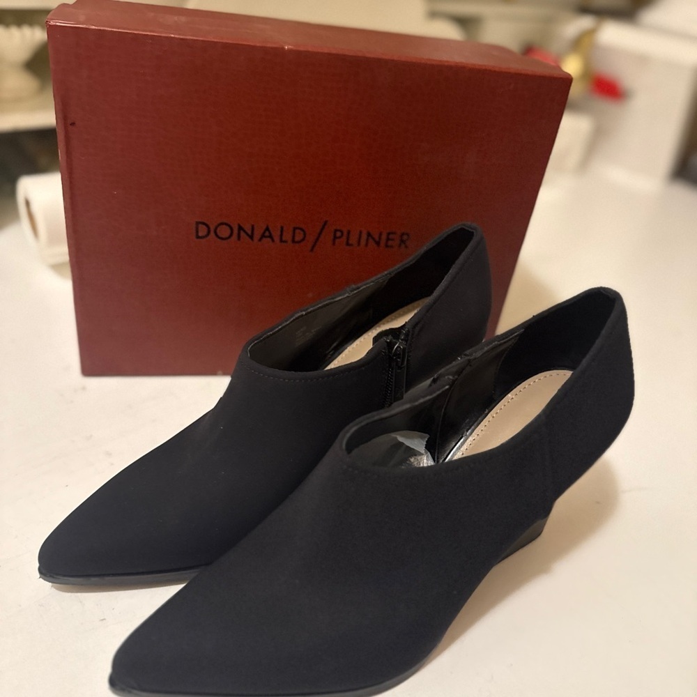 Donald J. Pliner Black and Tan Heeled Shoes. Brand new with the original box